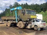 На Льяловском шоссе водитель легковушки погиб под КамАЗом